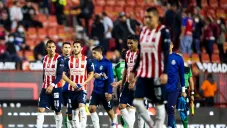 Jugadores de Chivas en empate vs Xolos