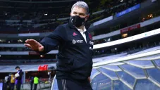 Martino hace una indicación en un partido del Tri