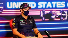 Sergio Pérez en conferencia con los medios