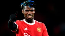 Paul Pogba durante un duelo con el Manchester United