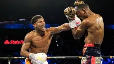 Shakur Stevenson conectando a Jamel Herring