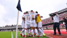 Jugadores de Pumas celebran ante Xolos