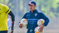 El técnico mexicano durante un entrenamiento con el Huesca