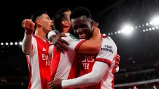 Jugadores del Arsenal festejan gol frente al Leeds United