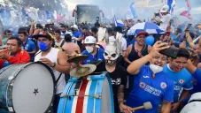 Afición de Cruz Azul llegando al Azteca