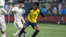 Angulo disputa un balón