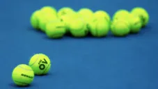 Pelotas de tenis en una cancha del Abierto de Australia