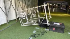 Video: Aficionados del Gremio invadieron la cancha y destrozaron cabina del VAR, tras derrota