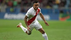 Yoshimar Yotún en partido con Perú