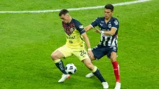 Viñas y Moreno peleando un balón