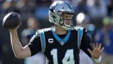 Sam Darnold en acción con los Panthers