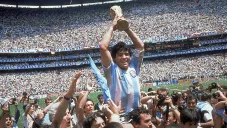 Maradona levanta la Copa del Mundo en el Azteca
