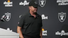 Jon Gruden sale de conferencia de prensa