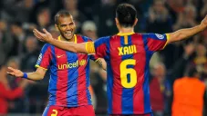Dani Alves y Xavi Hernández jugando con el Barcelona