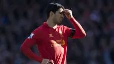 Suárez en juego contra el Chelsea donde mordió a Ivanovic