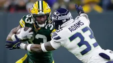 Aaron Jones en acción con Packers ante Seahawks