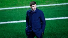 Steven Gerrard dirigiendo al Aston Villa en la Premier League