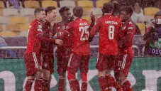 Jugadores de Bayern Munich festejan uno de los goles