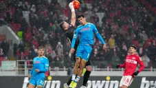 Aleksandr Selikhov frente a Hirving Lozano en la Europa League