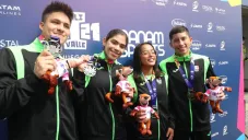 Clavadistas mexicanos celebran con la presea de plata