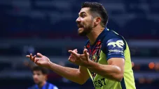 Henry Martín en un partido con América