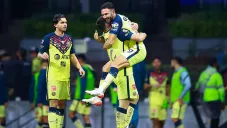 Jugadores de América festejan un gol en el Azteca