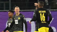 Jugadores del Dortmund festejan gol vs Wolsburgo