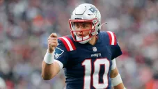 Mac Jones da indicaciones en un juego de los Patriots