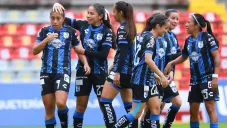 Daniela Sánchez es felicitada por sus compañeras