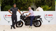 Woods y Dr. Munjal, CEO de Hero MotoCorp en Hero World Challenge en Bahamas