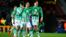 Andrés Guardado y Betis festejando gol ante el Barcelona en LaLiga