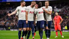Jugadores celebran un gol en un duelo del Tottenham
