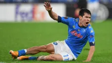 Chucky Lozano durante un duelo con el Napoli