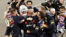 Max Verstappen se abraza con el equipo