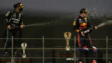 Hamilton y Verstappen festejan tras GP de Abu Dabi