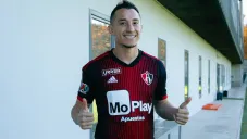 Guardado posa con la camiseta del Atlas