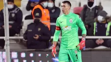 Fernando Muslera durante un duelo en Turquía
