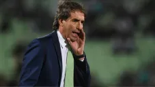 Almada durante un partido de Santos