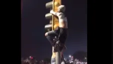 Aficionada se sube a semáforo