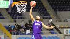 Óscar Cabrera jugando en la Liga EBA con Cantbasket