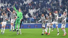 Jugadores de la Juventus festejan con sus fans