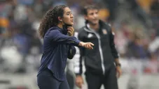 Eva espejo da indicaciones a sus pupilas en Final