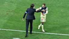 Solari y Córdova en un partido con América