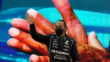 Lewis Hamilton reacciona durante el podio de Abu Dabi
