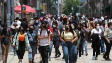 Personas con cubrebocas en el Zocalo
