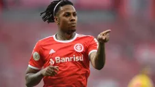 Abel Hernández reacciona durante partido