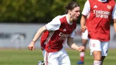 Marcelo Flores celebrando gol con las inferiores del Arsenal