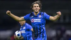 Santiago Giménez festeja un gol con Cruz Azul