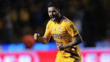 André-Pierre Gignac festejando gol con Tigres en la Liga MX