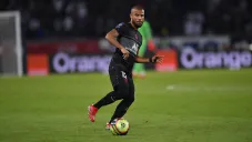 Rafinha durante un duelo con el PSG